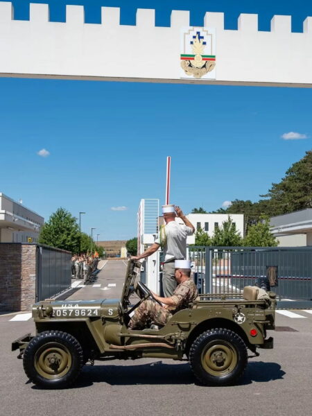 Les adieux du col brunet de la 13ème dble à bord de la jeep de sava.1