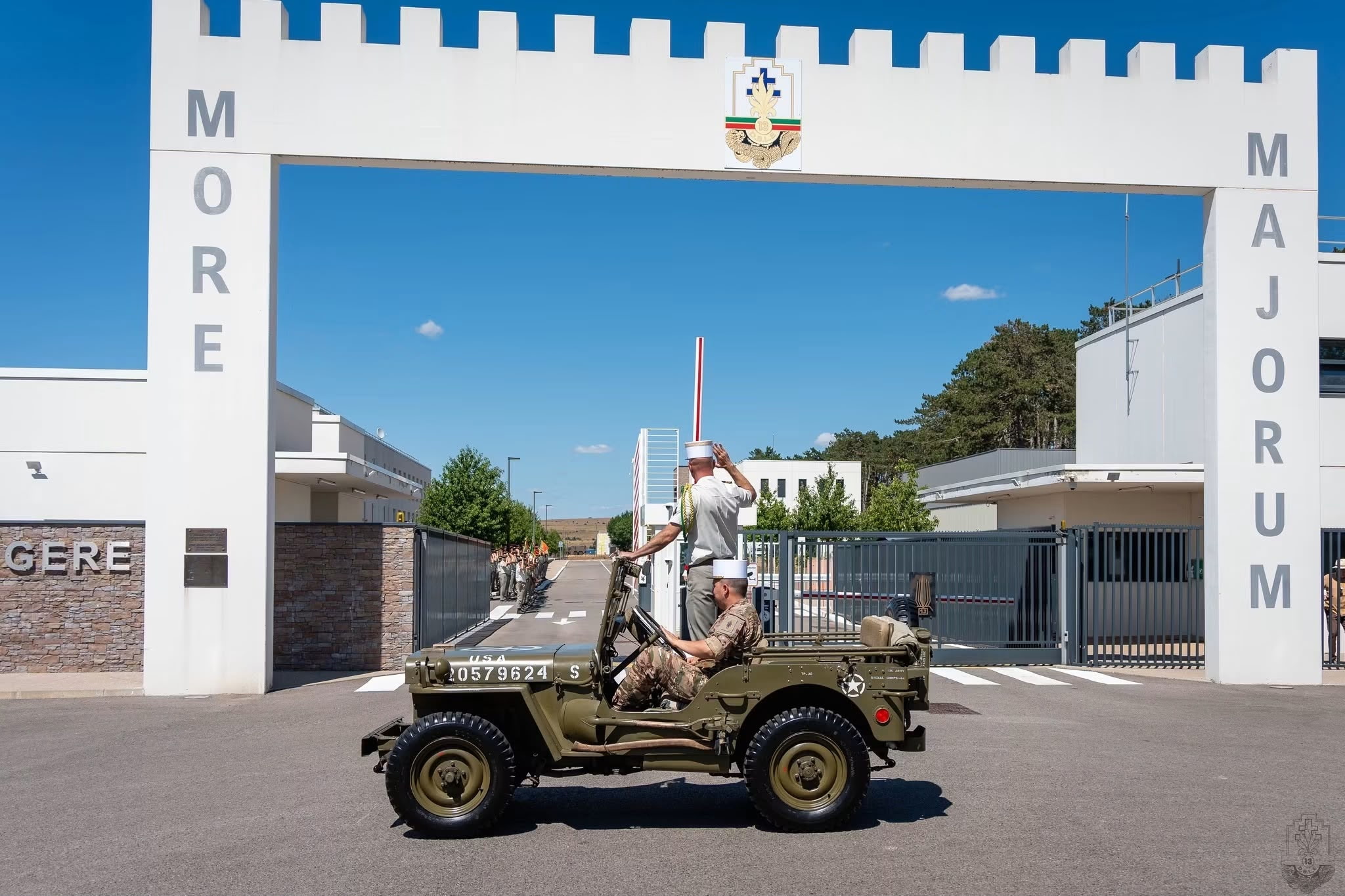 Les adieux du col brunet de la 13ème dble à bord de la jeep de sava.1
