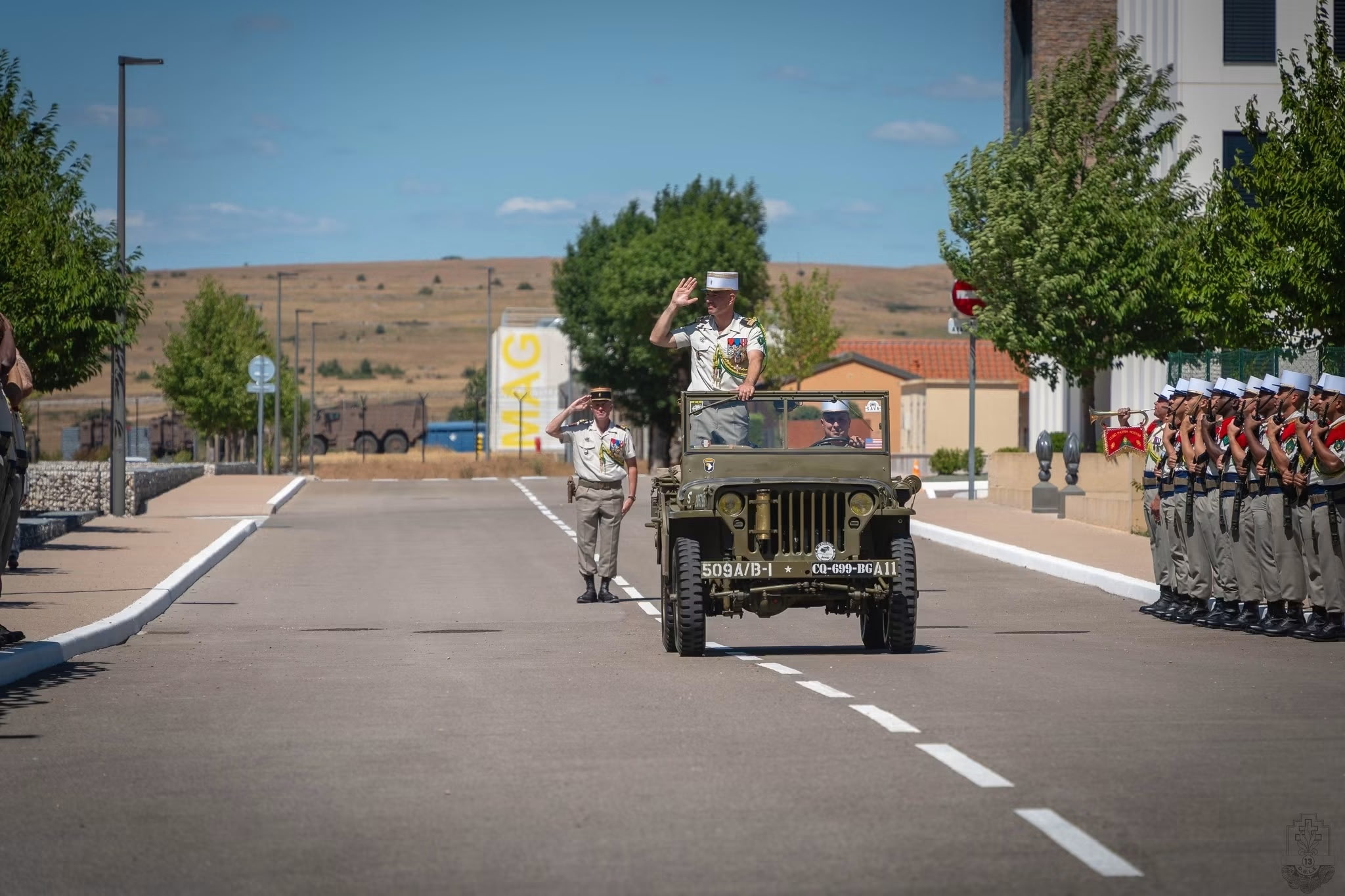 Les adieux du col brunet de la 13ème dble à bord de la jeep de sava.2